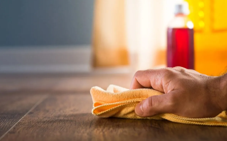 تمیز کردن کفپوش چوبی: راهنمای ۵ مرحله‌ای برای درخشش